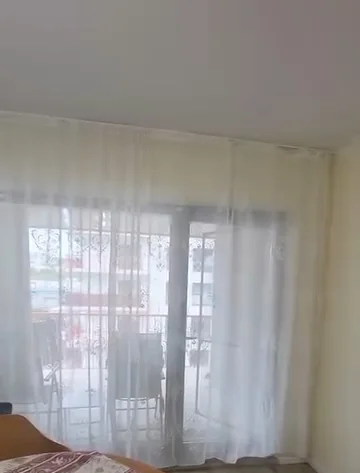 Înainte: perdea veche, prea scurtă, cu model