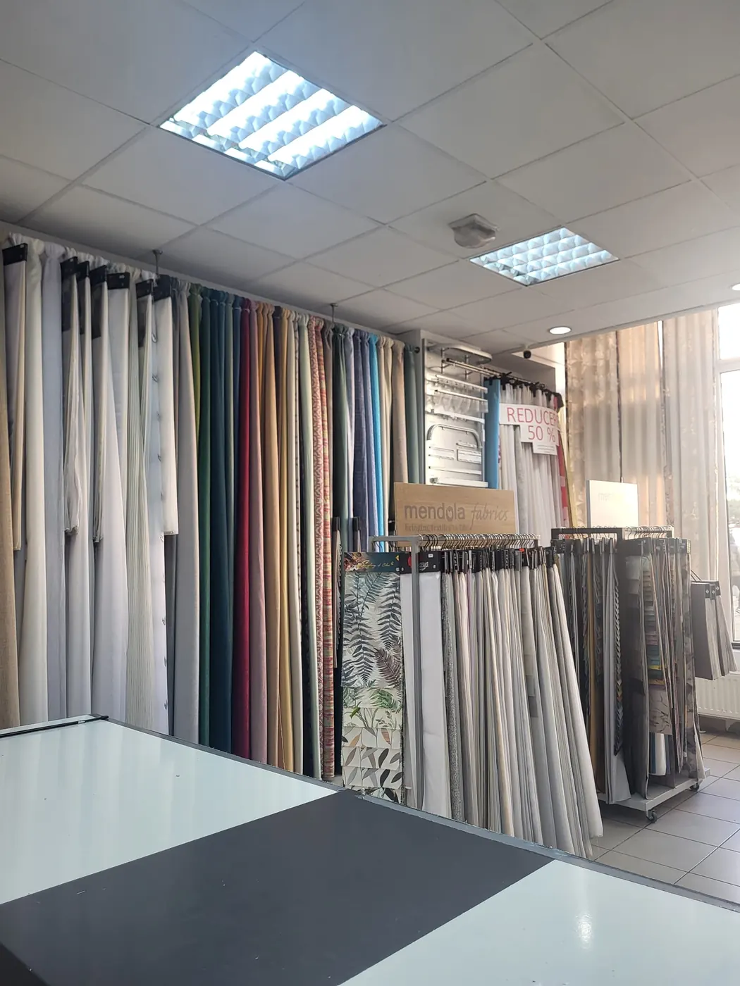 Mostre de perdele și draperii în showroom