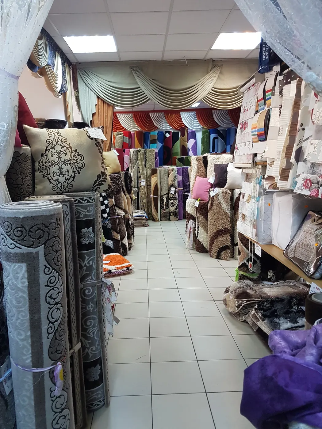 Interiorul showroomului BADU cu covoare, perne și lenjerii