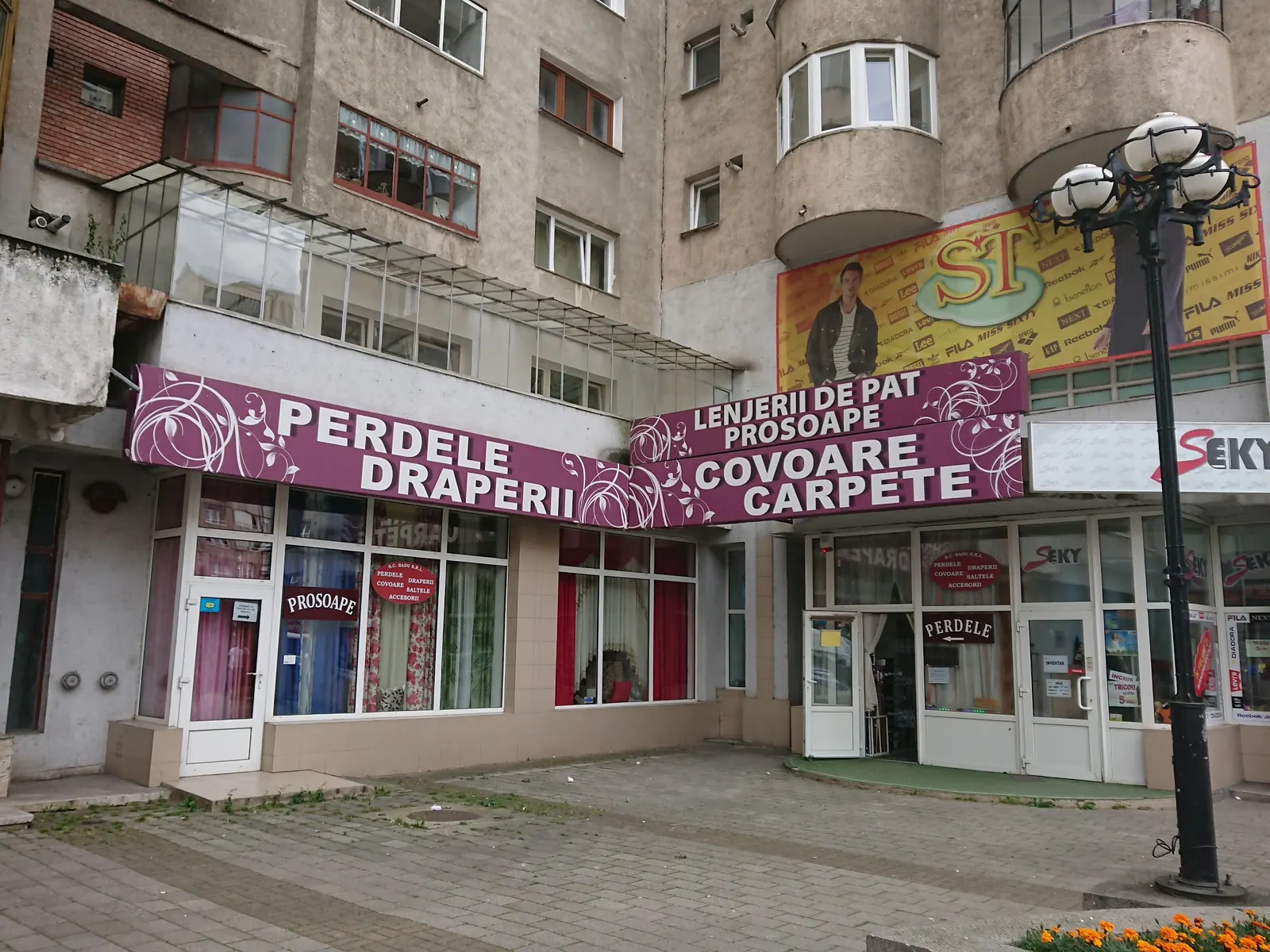 Fațada magazinului BADU: Perdele, Draperii, Lenjerii de pat, Prosoape, Covoare, Carpete