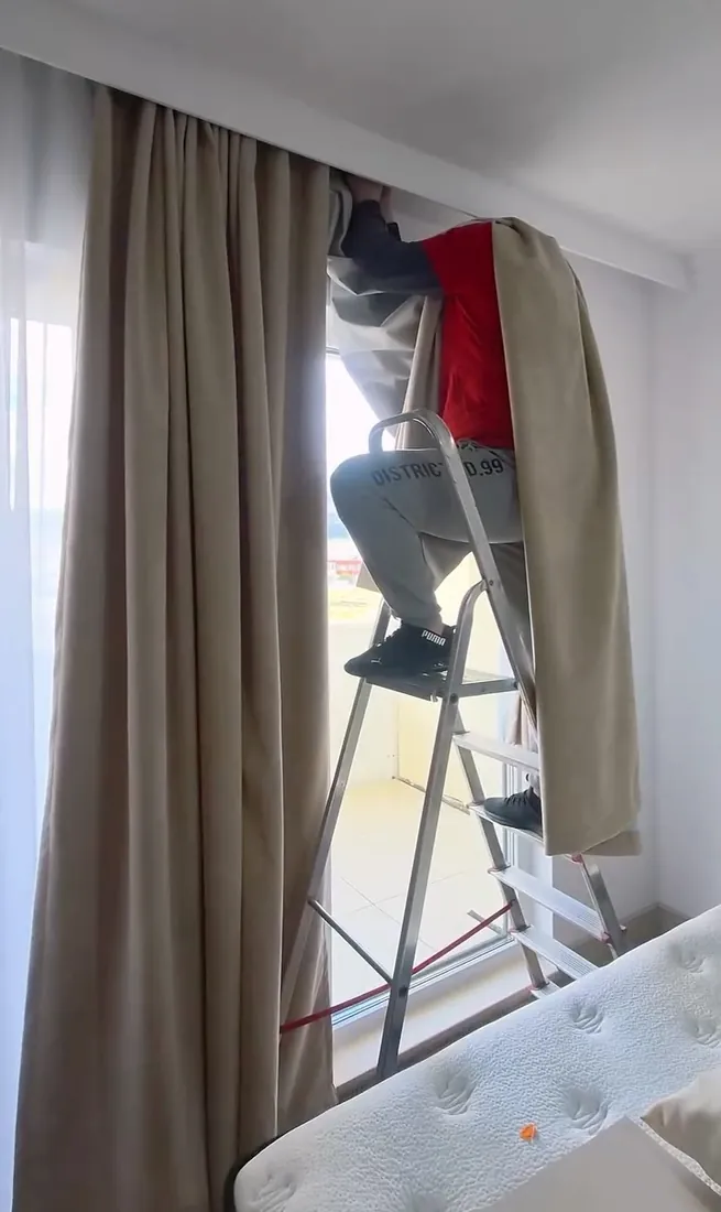 Montaj de draperii pe scară, într-un living luminos