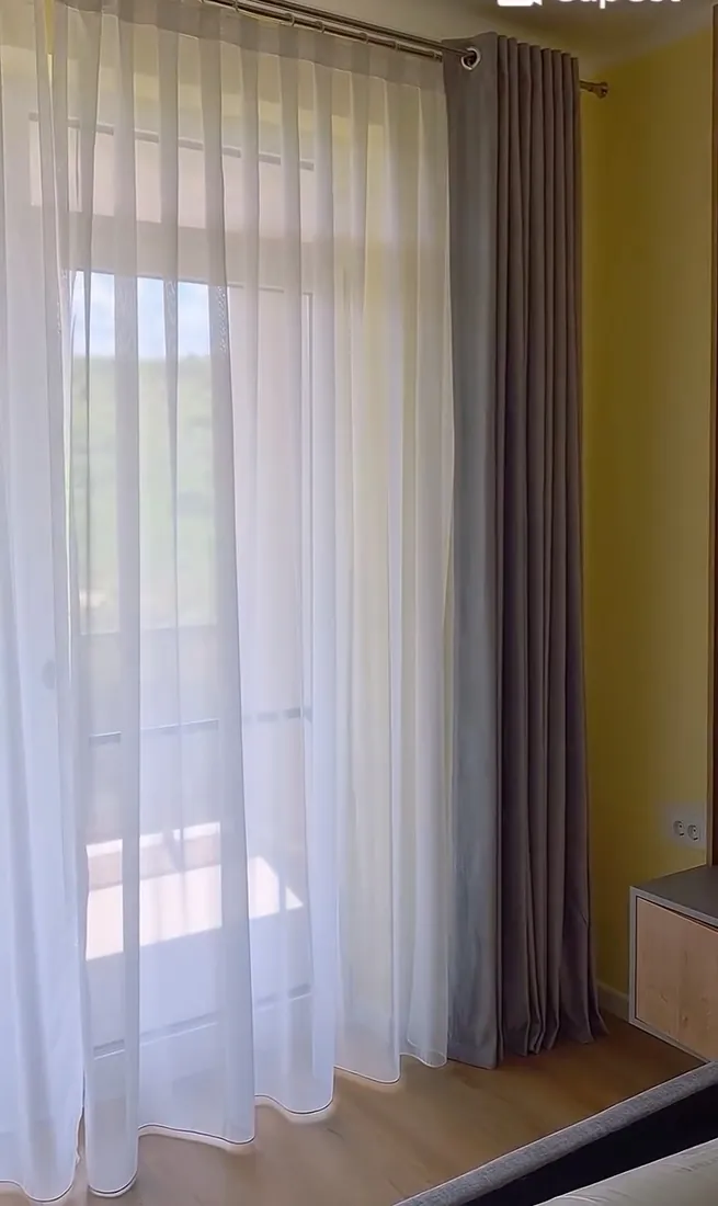 Perdea din voal alb în pliuri val, pe șină de tavan